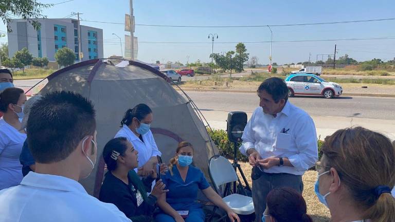 Héctor Melesio Cuén acudió al lugar en el que se manifiestan los trabajadores de la salud.