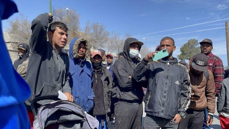 Abel Ortega frente al INM en Ciudad Juárez donde buscaba a su cuñado, Orlando. El hombre carga con la carriola con la que moviliza a sus hijos.