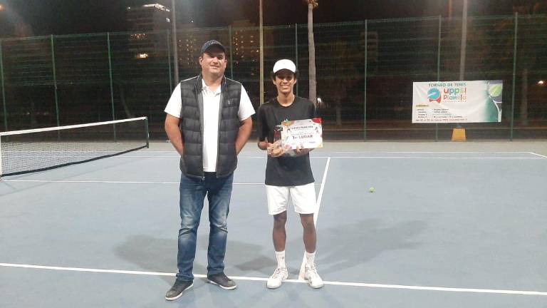 Rodrigo Morales Jr. se alza con el primer lugar de la categoría Singles Abierta del Torneo de Tenis Primavera 2021.