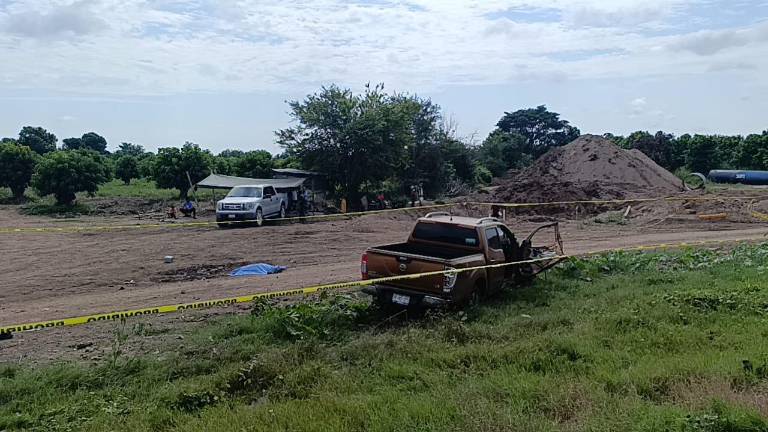 El choque de la camioneta contra el tren deja un muerto y una persona herida, en Escuinapa.