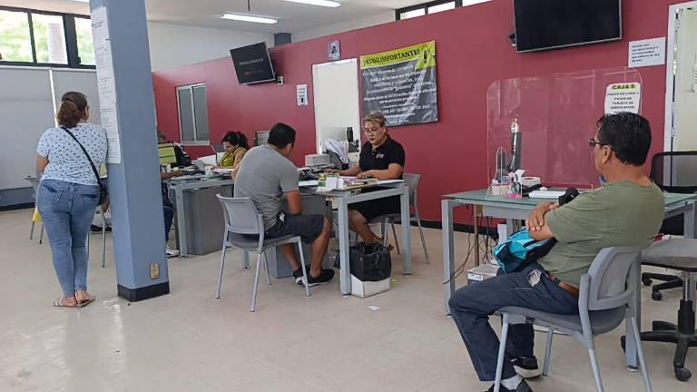En Escuinapa contribuyentes acuden a pagar impuestos relacionados con vehículos.