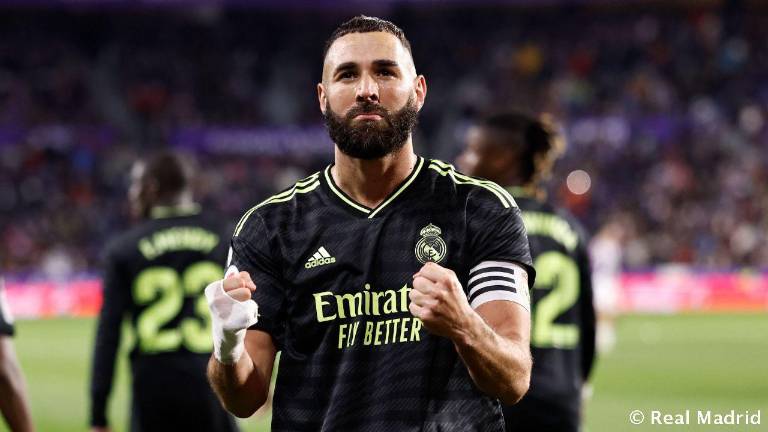 Karim Benzema festeja uno de sus dos goles.