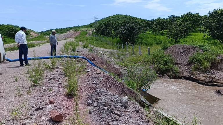 El arroyo arrastró material hacia los canales y a su vez lleno de agua, que se tiene que sacar para evitar que se presente un daño a la infraestructura de las losas del canal principal.