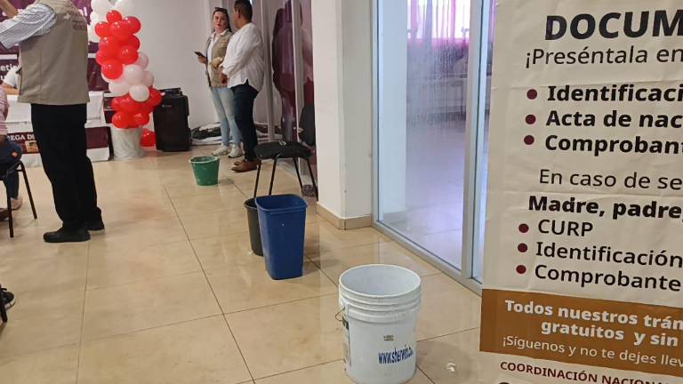 Cubetas colocadas en la Biblioteca Digital “Güilo Mentiras” ayudan a contener las goteras que afectan el inmueble.