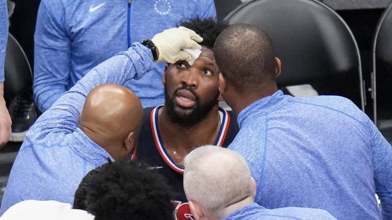 Joel Embiid salió con una dura lesión en el último encuentro de los Sixers ante los Raptors.