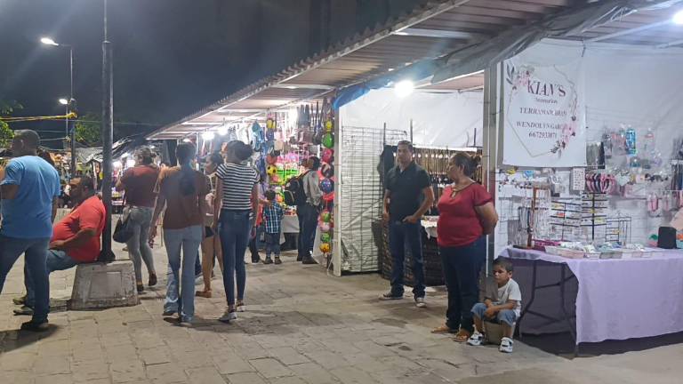 Los puestos de juguetes ya tienen apartados para diciembre.