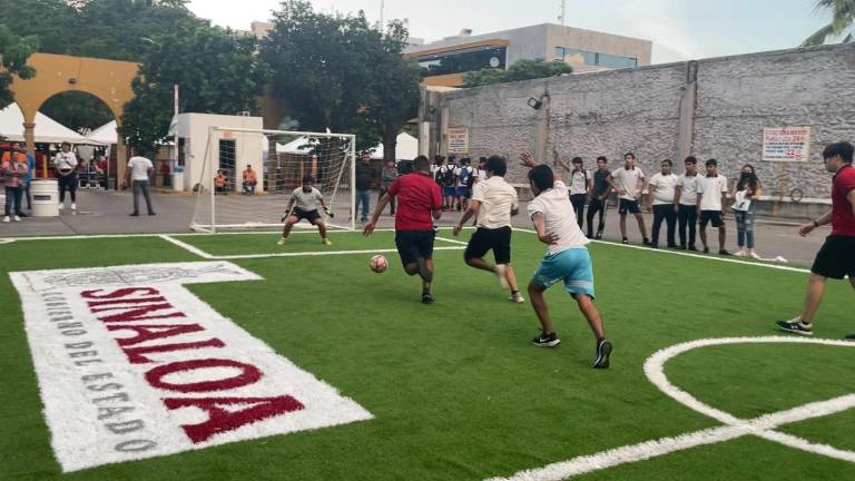 Jóvenes de prepa disputan un torneo de futbol 5.