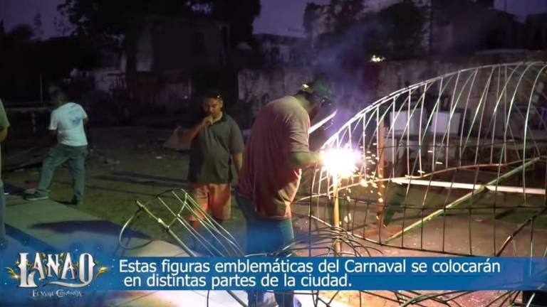 Colaboradores del Instituto de Cultura están en la realización de los tradicionales “Monigotes”, que se colocan por diferentes puntos de la ciudad.