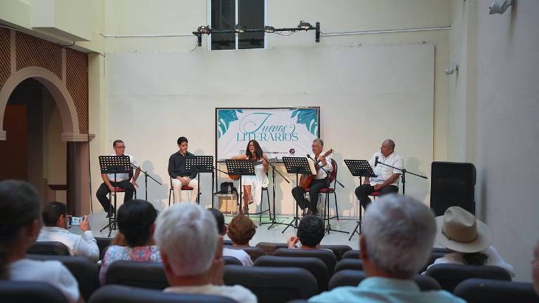 La agrupación Juglarias protagonizó una tarde amena llena de cultura poética en Jueves Literarios.