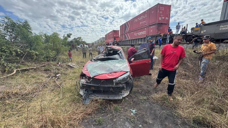 El automóvil fue arrastrado algunos metros de las vías.
