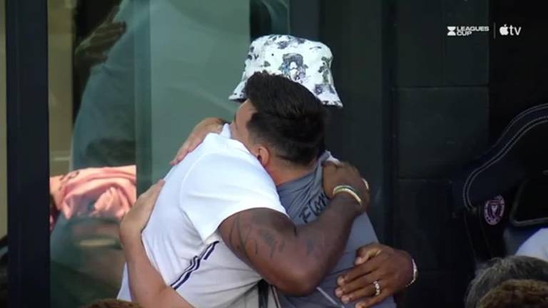 LeBron james se abraza con Messi.