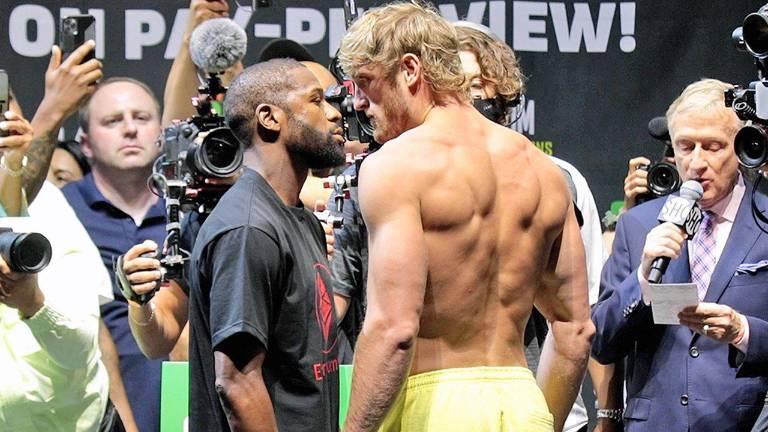 Floyd Mayweather y Logan Paul tras el pesaje.
