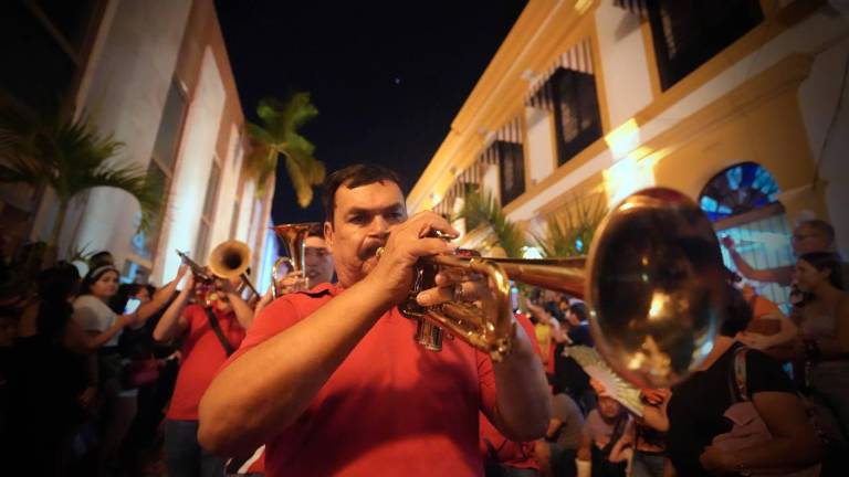 De banda sinaloense, juegos pirotécnicos y batucada disfrutarán los mazatlecos este sábado 6 de abril, en la Callejoneada Eclipse 2024.