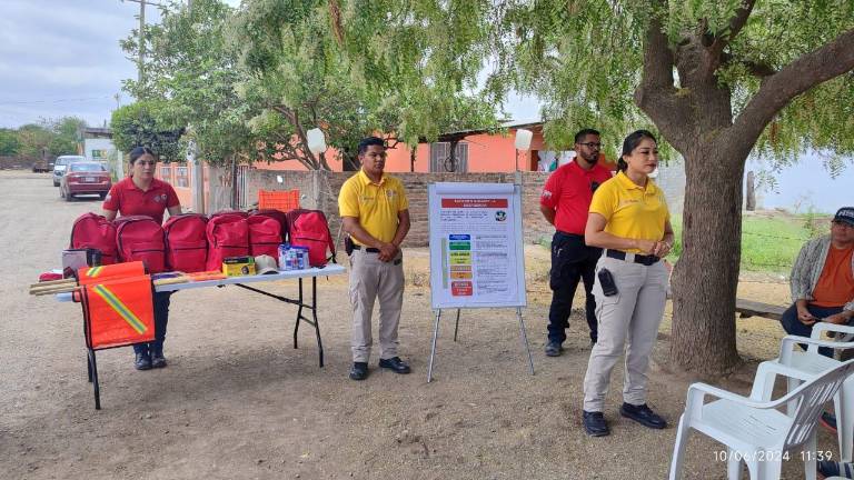 Protección Civil Municipal y Estatal, hicieron entrega de kit con herramientas indispensables que ayudaran a los vecinos.