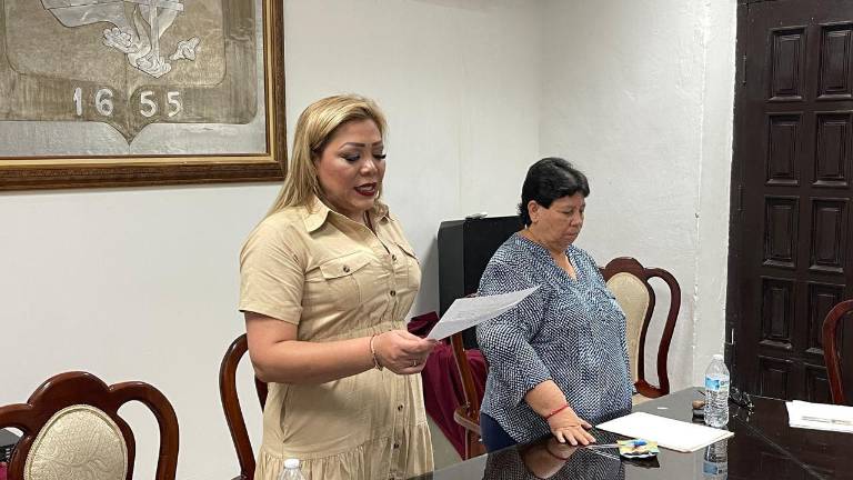 La Alcaldesa Claudia Valdez Aguilar toma protesta a los funcionarios que estarán en su segundo período en el Gobierno de Rosario.