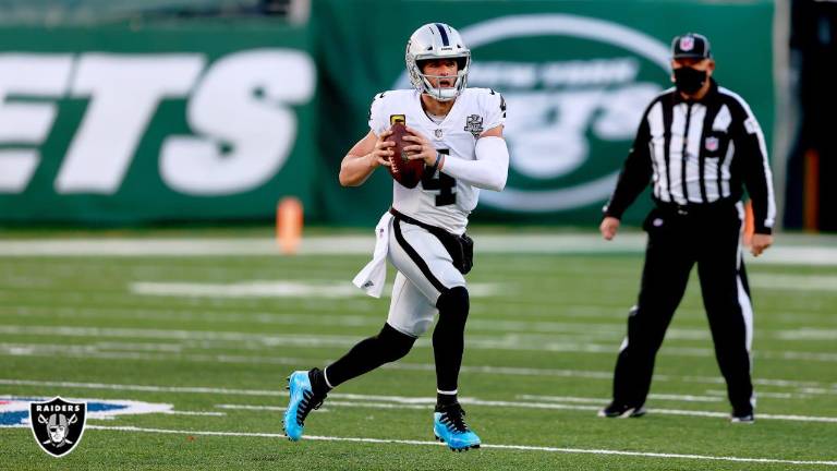 Dereck Carr estrenará equipo al aceptar firmar con los New Orleans Saints.