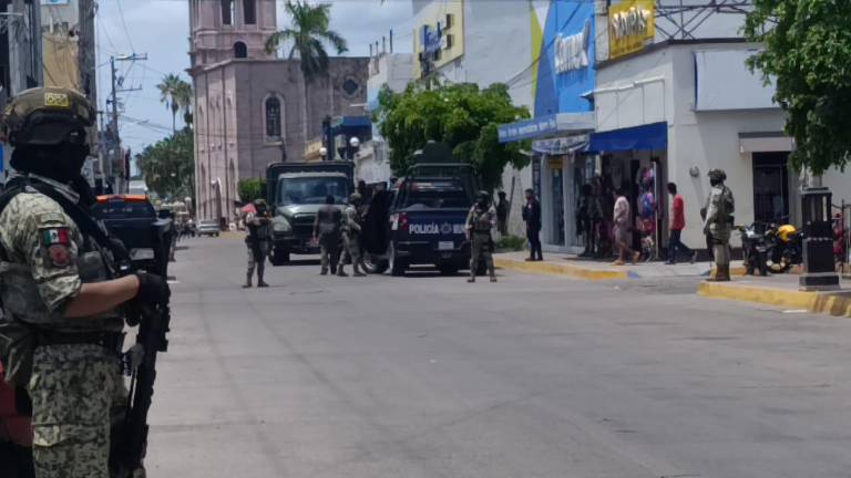 Un vehículo del Ejército se quedó varado en la calle Hidalgo y la movilización generó alarma en la población.