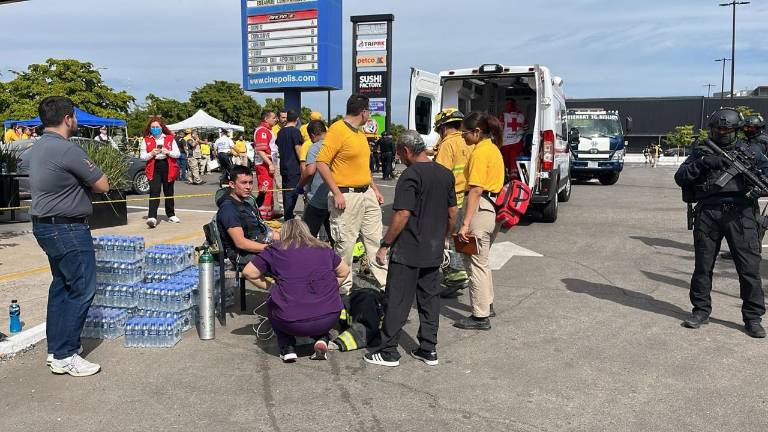 Personal de emergencia atendió el siniestro en una plaza comercial en Culiacán.