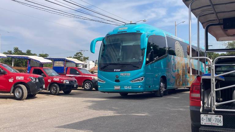 Pocos son los autobuses que se encuentran estacionados frente al Acuario.