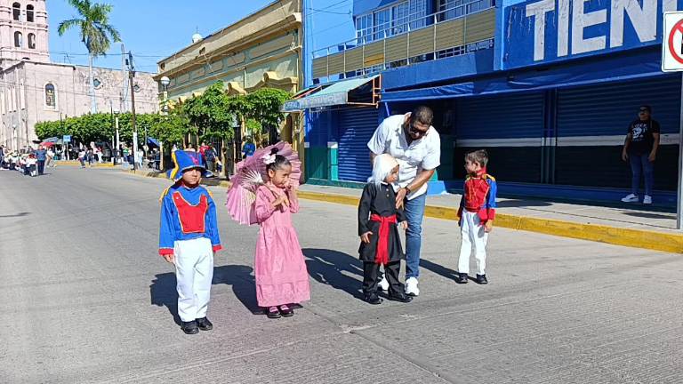 En Escuinapa jardines de niños participan en el desfile por la Independencia de México.