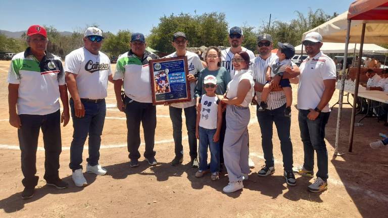 Diego Raygoza muestra la placa que le fue entregada en su homenaje.