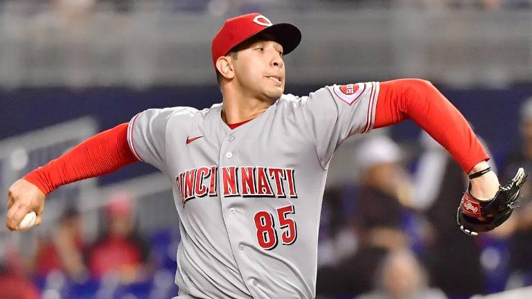 Luis Cessa no pudo terminar la cuarta entrada y cargó con el descalabro por los Rojos.