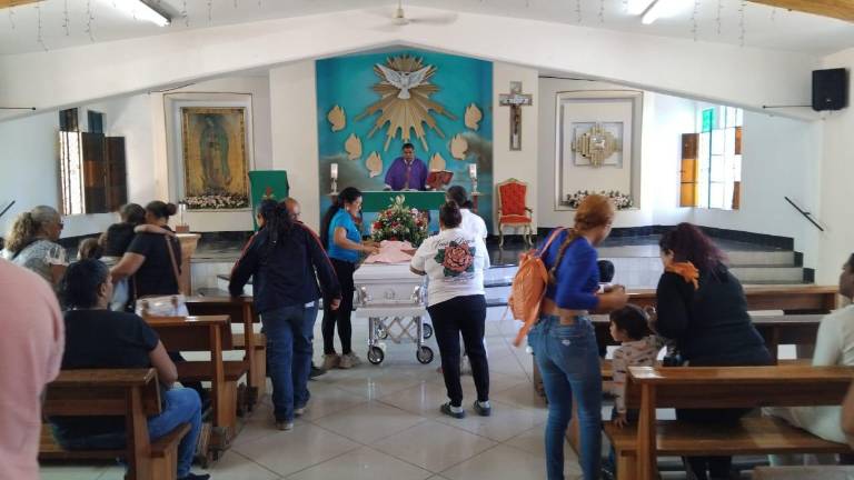 Misa de cuerpo presente de la menor que falleció en la colonia Quinta Chapalita, en Mazatlán.