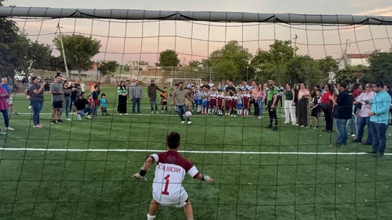 El Alcalde Juan de Dios Gámez da la patada inicial.
