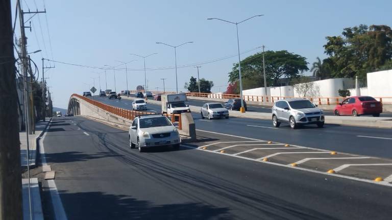Uno de los carriles laterales del puente del Libramiento Colosio ya fue abierto a la circulación y permite un mejor flujo.
