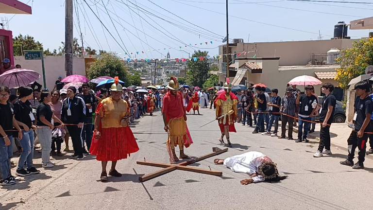 Decenas de feligreses acompañaron el recorrido desde la Parroquia San Francisco de Asís hasta la colonia Pueblo Nuevo, participando en las 14 estaciones.