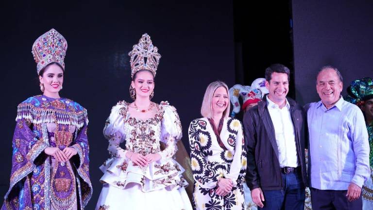 Alejandra I y Uma I, soberanas del Carnaval de Mazatlán, junto a Estrella Palacios, titular de Turismo de Sinaloa; Javier Gaxiola Coppel, Secretario de Economía estatal, y Eduardo Leyson, presidente de Sinaloa Encanta.