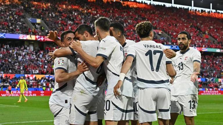 Xherdan Shaqiri celebra junto a sus compañeros el gol del empate.
