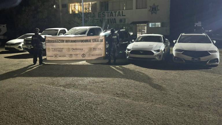 Elementos de la PEP aseguraron seis vehículos modificados y armamento durante operativo implementado en la colonia 4 de Marzo, en Culiacán.