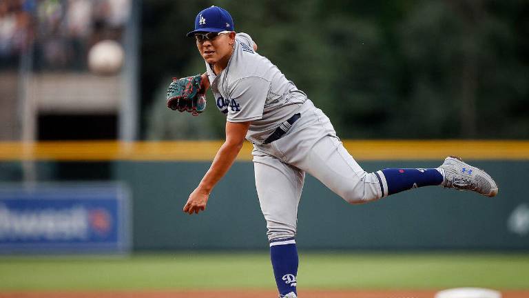 Julio Urías lanza seis entradas en blanco.