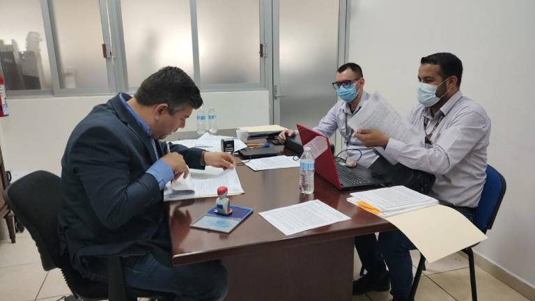 Personal de la Auditoría Superior del Estado acudieron a las instalaciones de la UAS para hacer diligencias.