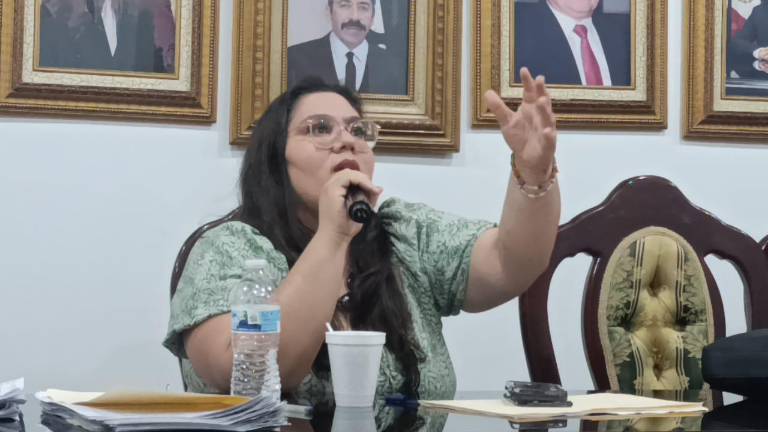 La regidora por el PVEM, Lucía Oceguera, reclama que el Gobierno de Escuinapa no aclare información.