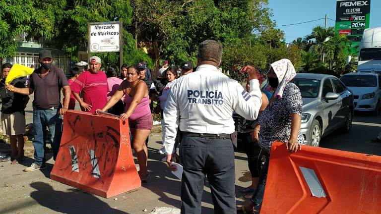 Los manifestantes se enfrentan verbalmnte al personal de la CFE.