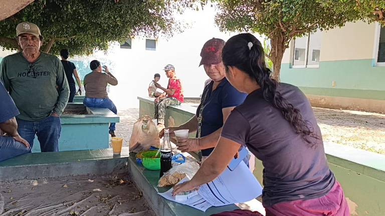 En el Hospital IMSS Bienestar de Escuinapa familiares de jornaleros agrícolas aguardan el diagnóstico de los que aún permanecen hospitalizados.