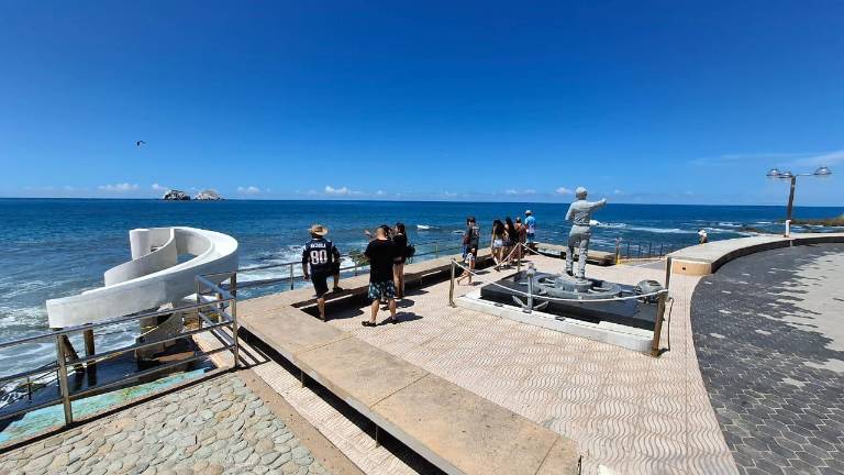 Hay visitantes que llegan a Mazatlán que visitan algunos puntos turísticos de la ciudad.