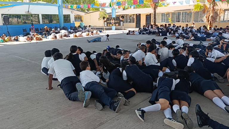 Los alumnos, profesores y autoridades participaron en el simulacro.