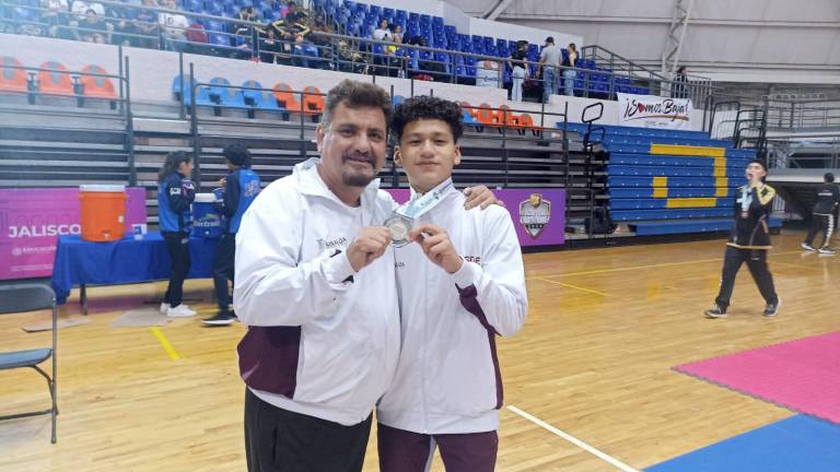 Marco Ordóñez presume su medalla junto al entrenador Jesús Moreno.