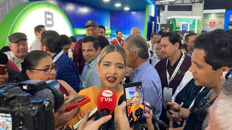 La Alcaldesa de Mazatlán Estrella Palacios Domínguez destaca la importancia de que desde el puerto se pueda abordar los cruceros turísticos.