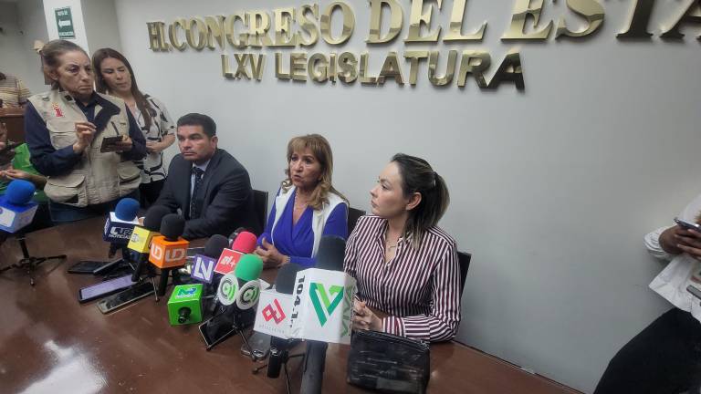 Conferencia de prensa de legisladoras y legislador sobre la sesión secreta.