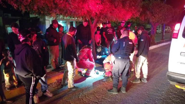 Cuerpos de emergencia atendieron a la joven motociclista que resultó lesionada en el accidente en la colonia Centro de Escuinapa.