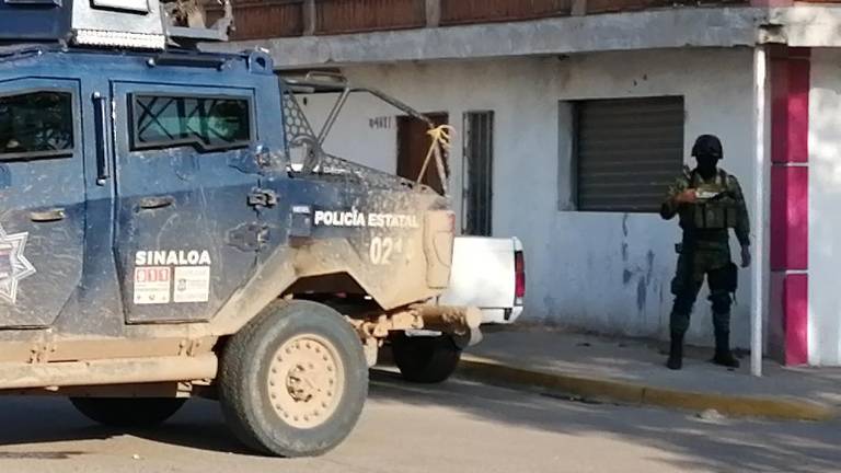 Elementos de la Sedena y la Policía Estatal Preventiva resguardan los inmuebles es espera de que autoridades federales realicen cateos.