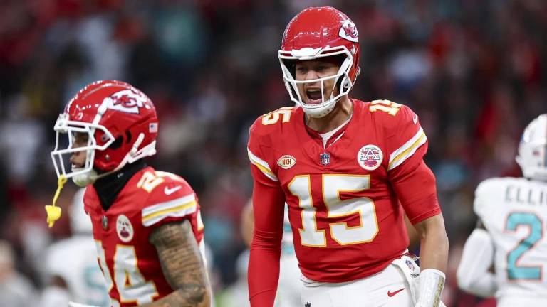 Patrick Mahomes sumó 185 yardas y sufrió dos capturas.
