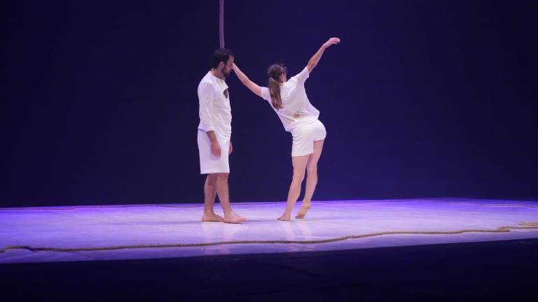 Somewhere fue la obra presentada en el escenario por la bailarina Beatrice Larivee y el bailarín Ido Gidron.