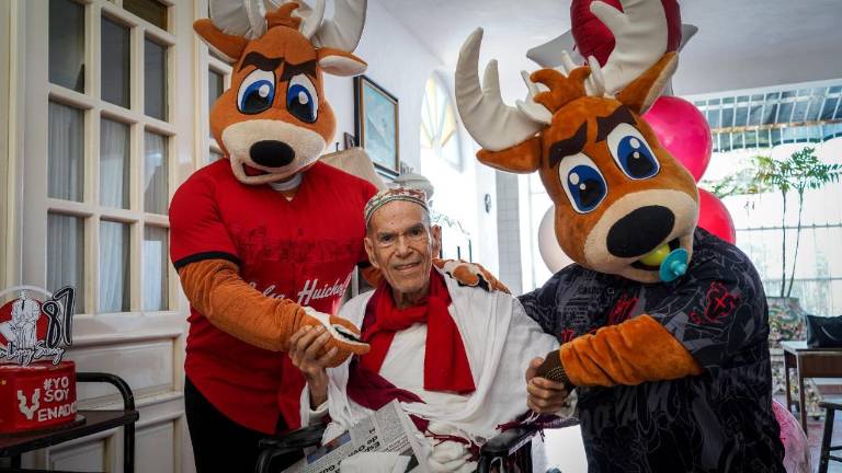 El maestro Antonio López Sáenz recibe felicitaciones por su cumpleaños del Club Venados de Mazatlán, aquí junto al Venny y Vennyto.