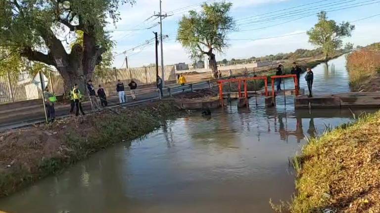 En un canal terminó un vehículo después de un accidente ocurrido en Ahome.