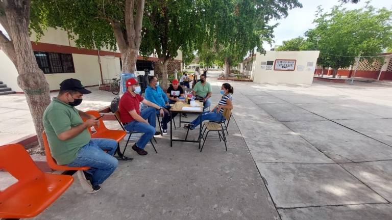 Maestros de la Secundaria General Insurgentes, en Guasave, no han solucionado su conflicto laboral.